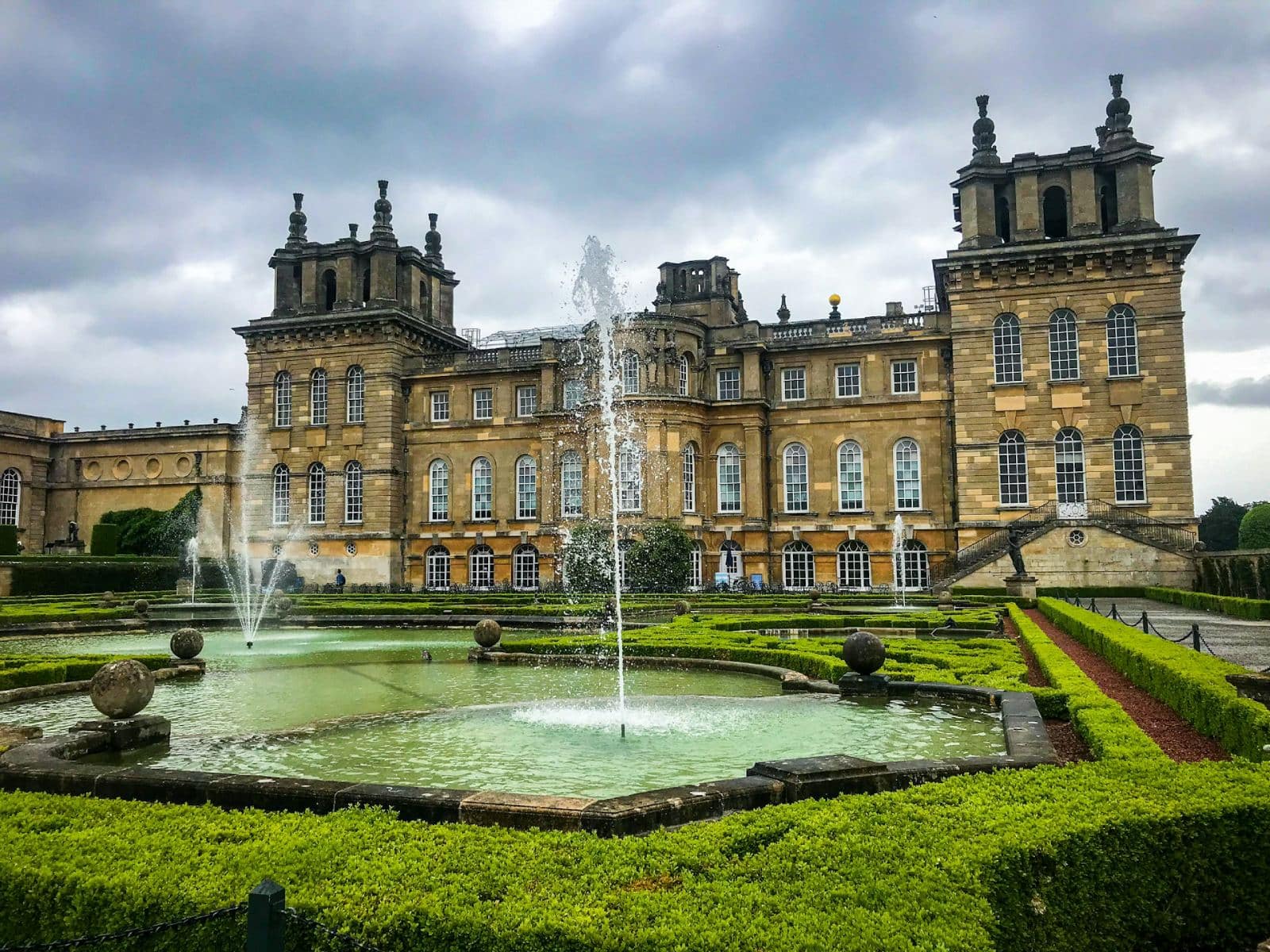 blenheim palace with fountain in the cotswolds